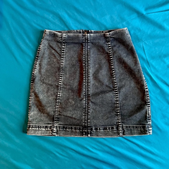 Free People Jean Skirt Size 4. Grey distressed denim. Stretchy and comfortable! - Picture 2 of 16